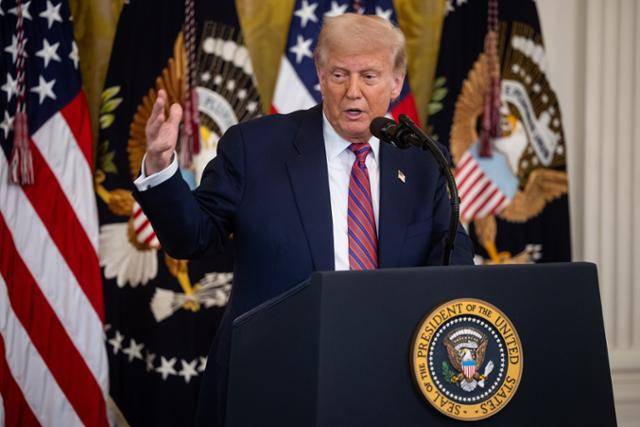 도널드 트럼프 미국 대통령이 18일 미 워싱턴 백악관 이스트룸에서 가상화폐 스테이블코인의 규제 틀을 마련하는 ‘지니어스법’(Genius Act)에 서명하는 행사를 열어 연설하고 있다. 워싱턴=EPA 연합뉴스