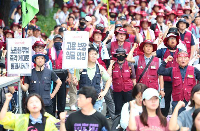 19일 서울 중구 을지로1가 사거리에서 열린 '광장의 힘으로 새로운 세상 쟁취! 2025 민주노총 총파업·총력투쟁 대행진'에서 참석자들이 구호를 외치고 있다. 한 참가자가 '노란봉투법 즉각 제대로 통과시켜라'라는 팻말을 들고 있다. 뉴시스