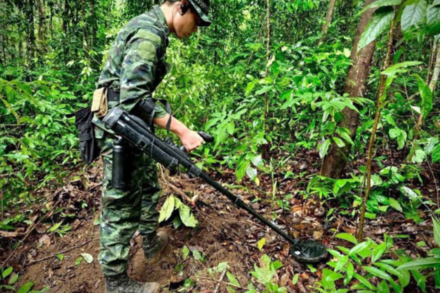 지난 20일 태국 우본랏차타니주 남위안 지역에서 태국군 전투 공병대대원이 지뢰 매설 여부를 확인하고 있다. 방콕포스트 캡처