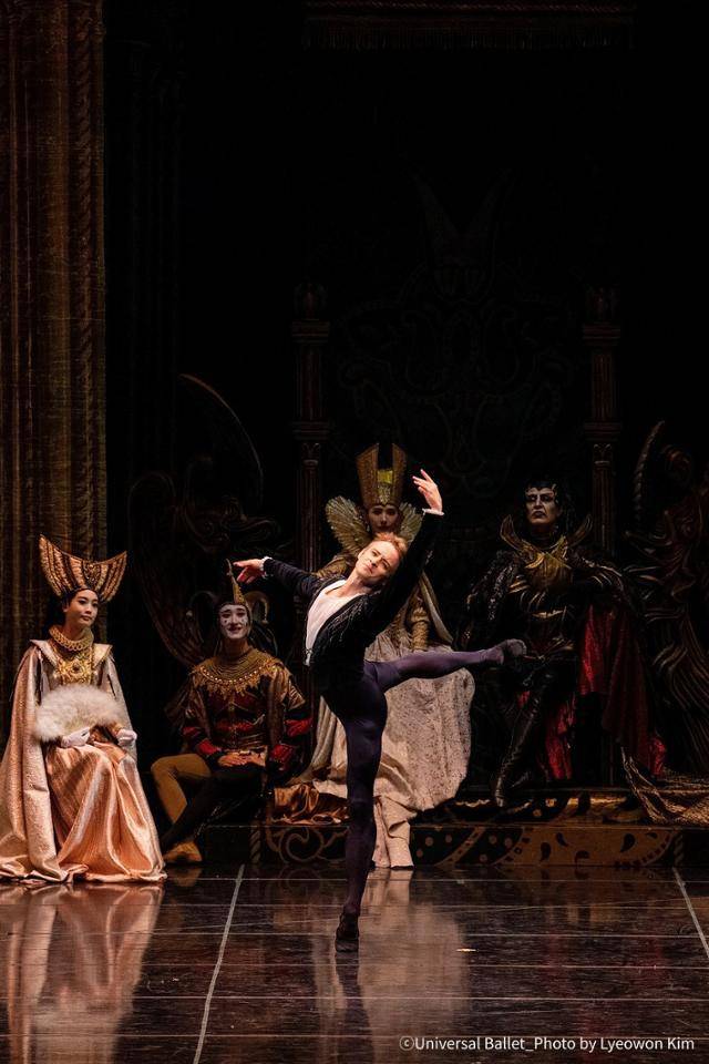 '백조의 호수'의 다닐 심킨. ⓒUniversal Ballet_Photo by Lyeowon Kim