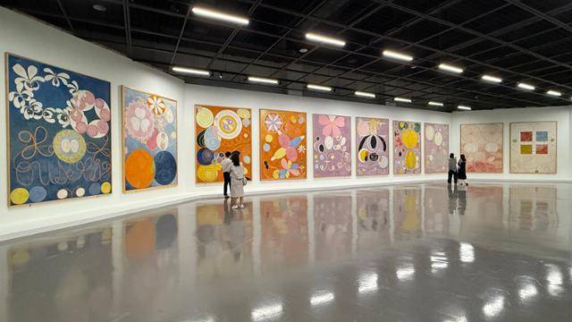 부산 사하구 부산현대미술관에서 19일부터 열린 19세기 스웨덴 추상화가 힐마 아프 클린트의 국내 첫 대규모 회고전 '힐마 아프 클린트: 적절한 소환'에 '10점의 대형 그림' 연작이 전시돼 있다. 부산현대미술관 제공