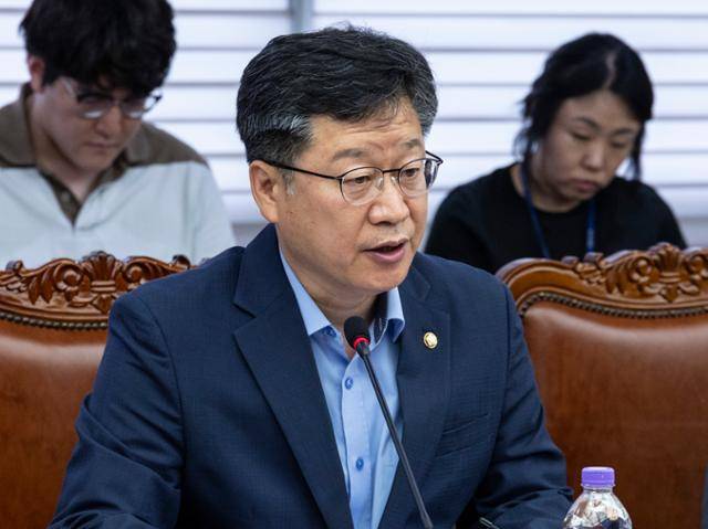 안호영 국회 환경노동위원회 위원장이 지난 14일 서울 마포구 한국경영자총협회 회관에서 열린 더불어민주당 환노위·경제 6단체 노동 정책간담회에서 발언하고 있다. 연합뉴스