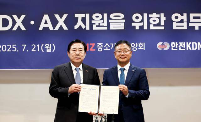 김기문(왼쪽) 중소기업중앙회 회장과 박상형 한전KDN 사장이 21일 서울 여의도 중소기업중앙회에서 중소기업 DX·AX 지원을 위한 업무협약을 맺었다. 중소기업중앙회 제공