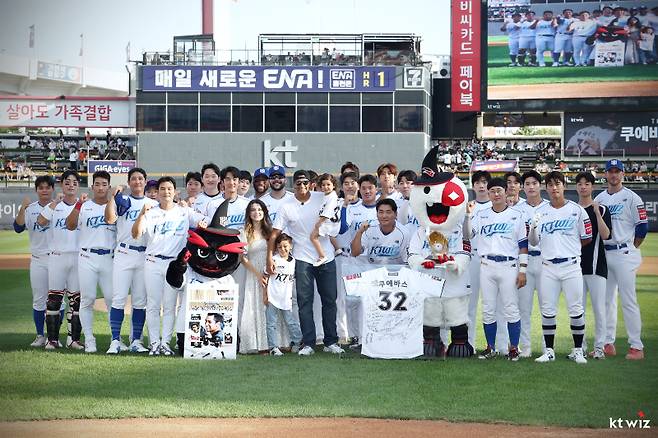 20일 수원 한화 이글스전을 앞두고 고별식을 가진 KT 쿠에바스와 선수단. KT 제공