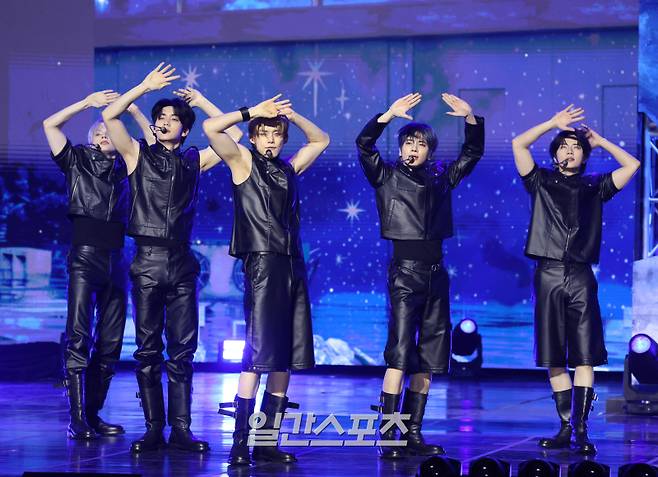 그룹 투모로우바이투게더(TXT)가 21일 오후 서울 동대문구 경희대학교서울캠퍼스평화의전당에서 열린 정규 4집 ‘별의 장: TOGETHER(별의 장: 투게더)’ 발매 기념 쇼케이스에 참석해 타이틀곡 무대를 선보이고 있다. 타이틀곡 ‘Beautiful Strangers(뷰티풀 스트레인저)’는 네게 받은 힘으로 성장하는 ‘나’와 별나서 더 아름다운 ‘우리’의 이야기를 담았다. 인천=서병수 기자 qudtn@edaily.co.kr /2025.07.21/