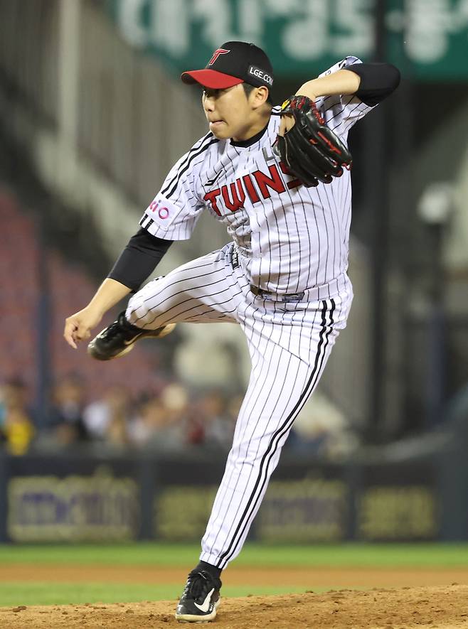 2025 KB0리그 프로야구 LG트윈스와 NC다이노스의 경기가 23일 오후 서울 잠실야구장에서 열렸다. 7회 초 박명근이 구원 등판해 피칭을 하고 있다. 잠실=김민규 기자 mgkim1@edaily.co.kr /2025.04.23/