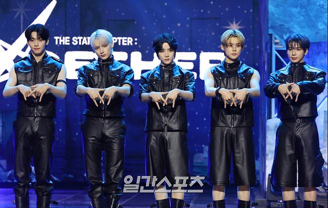 그룹 투모로우바이투게더(TXT) 수빈, 휴닝카이, 범규, 연준, 태현이 21일 오후 서울 동대문구 경희대학교서울캠퍼스평화의전당에서 열린 정규 4집 ‘별의 장: TOGETHER(별의 장: 투게더)’ 발매 기념 쇼케이스에 참석해 포토타임을 갖고 있다. 타이틀곡 ‘Beautiful Strangers(뷰티풀 스트레인저)’는 네게 받은 힘으로 성장하는 ‘나’와 별나서 더 아름다운 ‘우리’의 이야기를 담았다. 인천=서병수 기자 qudtn@edaily.co.kr /2025.07.21/