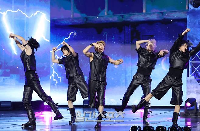 그룹 투모로우바이투게더(TXT)가 21일 오후 서울 동대문구 경희대학교서울캠퍼스평화의전당에서 열린 정규 4집 ‘별의 장: TOGETHER(별의 장: 투게더)’ 발매 기념 쇼케이스에 참석해 타이틀곡 무대를 선보이고 있다. 타이틀곡 ‘Beautiful Strangers(뷰티풀 스트레인저)’는 네게 받은 힘으로 성장하는 ‘나’와 별나서 더 아름다운 ‘우리’의 이야기를 담았다. 사진=서병수 기자 qudtn@edaily.co.kr /2025.07.21/
