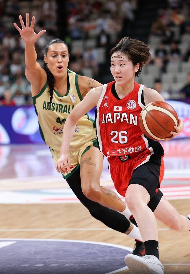 <yonhap photo-4507="">호주와 결승전에서 플레이하는 다나카 코코로(오른쪽).&nbsp; &nbsp;신화=연합뉴스&nbsp;</yonhap>