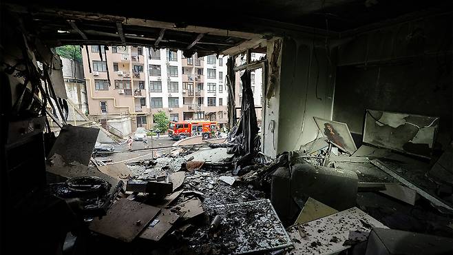 러시아의 공격에 무너진 우크라이나의 한 건물 [연합뉴스/EPA 제공]