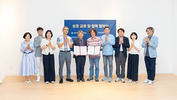 삼성문화회관이 전북 CBS 오케스트라와 문화예술 교류협력을 위한 협약을 맺었다. [사진=전북대학교 ]