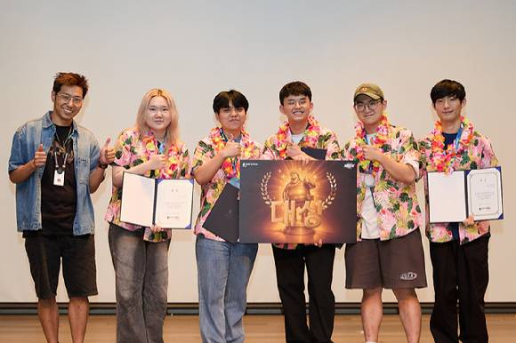 2025 넥슨 대학생 게임잼 프로그램 '재밌넥'에서 대상을 수상한 '맛세이' 팀이 시상자인 황재호 민트로켓 대표와 기념촬영을 하고 있다. [사진=넥슨]