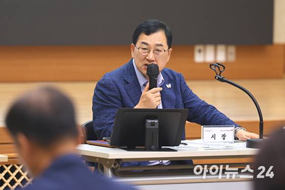 21일 오전 경주시청 알천홀에서 열린 확대간부회의에서 주낙영 경주시장이 발언하고 있다. [사진=경주시청]