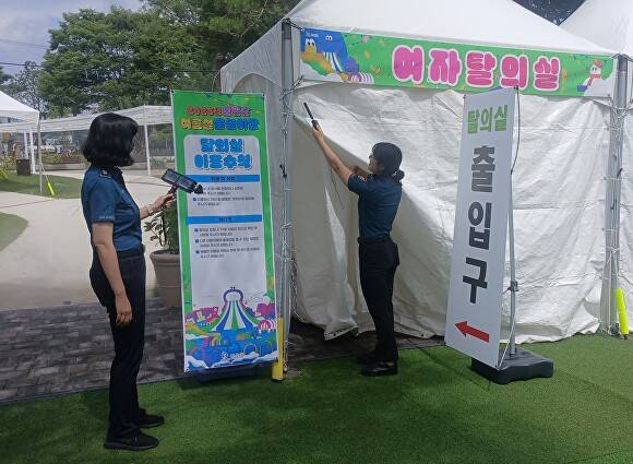 보은경찰이 21일 다중이용시설의 불법 촬영 카메라 설치 여부를 점검하고 있다. [사진=보은경찰서]
