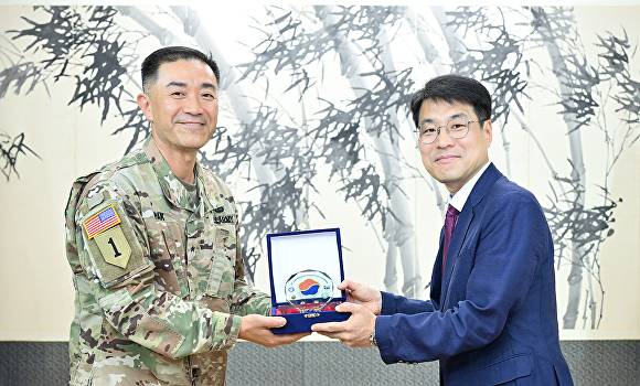 주한미군 제19지원사령관 진 H.박(Jin H.Pak) 준장과 김정기 대구시장 권한대행(왼쪽부터)이 기념패 전달식 후 기념촬영을 하고 있다 [사진=대구시]