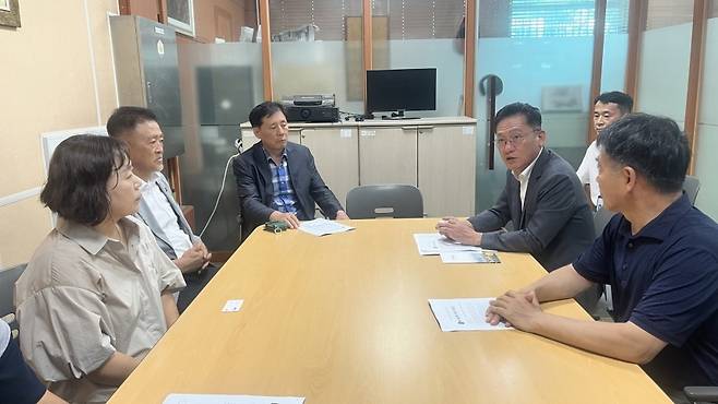 배진교 국민경청비서관과 면담을 하고 있는 제주제2공항강행저지비상도민회의