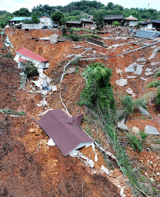 20일 경남 산청군 생비량면 상능마을 일부가 폭우로 인한 산사태로 무너져내렸다. 토사와 함께 집이 흘러 내리면서 잔해만 남았다. [뉴스1]