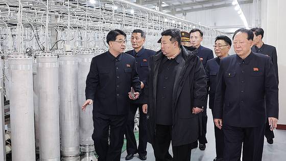 지난 1월 29일 핵물질 생산기지와 핵무기연구소를 현지지도 중인 김정은 북한 국무위원장. 조선중앙통신=연합뉴스