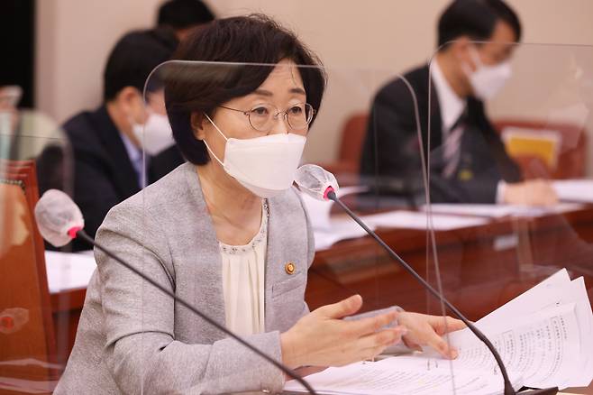 문재인 정부 때 정영애 여성가족부 장관. 오종택 기자