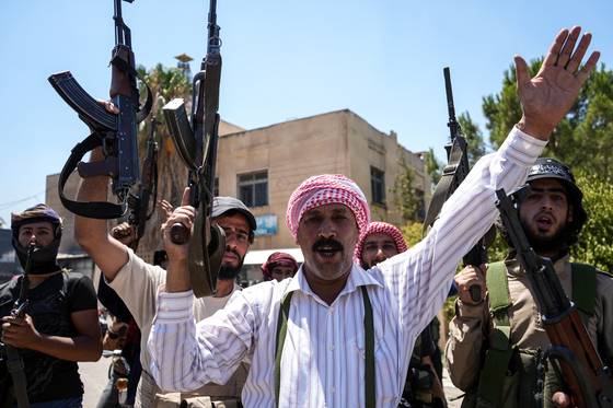 18일(현지시간) 시리아 남부 스웨이다의 드루즈 다수 거주 마을인 마즈라아 지역에서 베두인 부족 전투원들이 배치되어 있다. EPA=연합뉴스