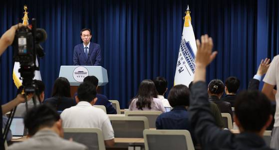 우상호 대통령실 정무수석이 20일 서울 용산구 대통령실청사에서 이재명 대통령의 이진숙 교육부장관 후보자의 지명 철회를 밝힌 후 질문을 받고 있다. 대통령실사진기자단