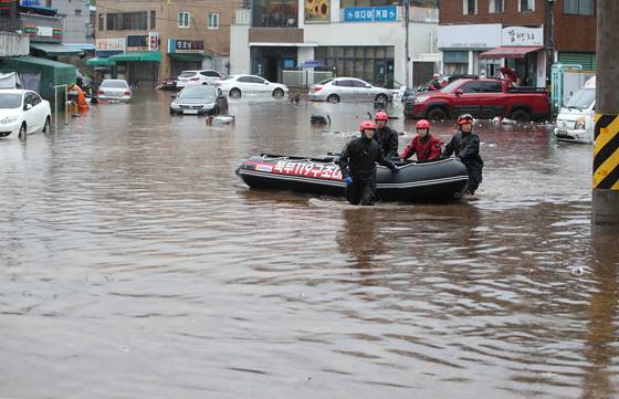 지난 17일 오후 대구 북구 노곡동에서 119구조대가 보트를 타고 인명 수색을 하고 있다. 연합뉴스