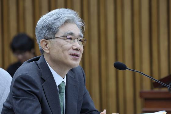 김상환 헌법재판소장 후보자가 21일 국회에서 열린 인사청문특별위원회에서 의원들 질의에 답하고 있다. 임현동 기자