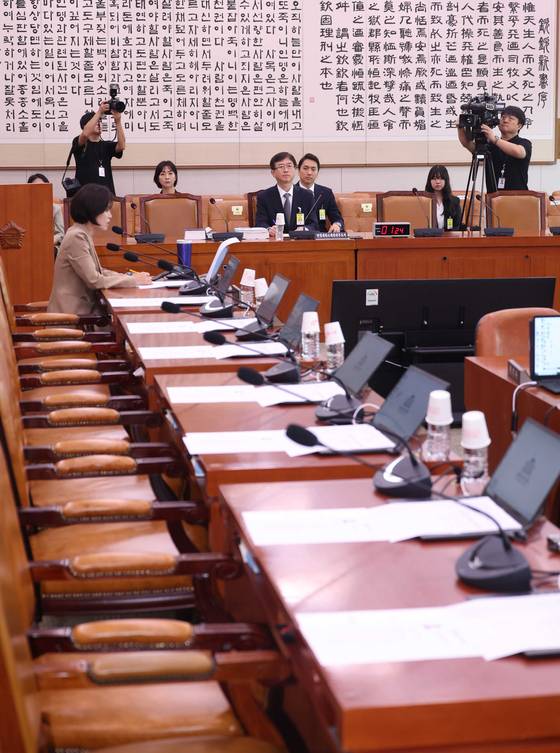 18일 오영준 헌법 재판관 국회 인사청문회의장의 자리가 비어 있다. 이날 국민의힘 법사위원들은 압수수색 영장에 협조한 국회의장을 항의 방문 후 20분 늦게 참석했다. [뉴시스]