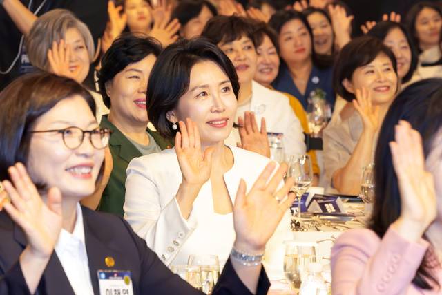 ▲ 이재명 대통령의 배우자 김혜경 여사가 지난 1일 서울 중구 신라호텔 다이너스티홀에서 열린 제4회 여성기업주간 개막식에 참석해 기념 촬영하고 있다. 연합뉴스