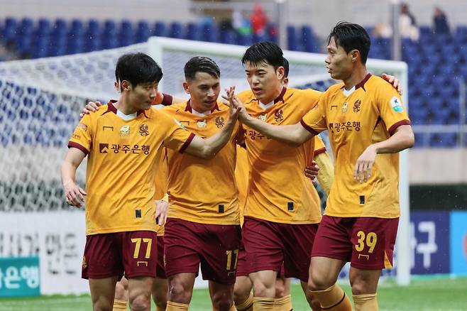 ▲ 12R 김천전 오후성이 득점 후 동료들과 세리머리를 하고 있다 [광주FC]