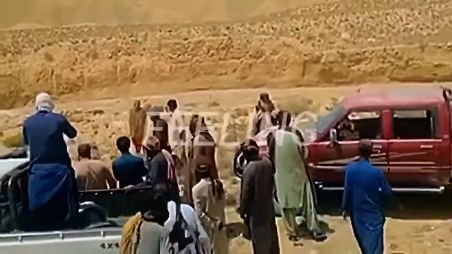 ▲ 파키스탄에서 가족의 뜻에 반해 연애 결혼을 한 젊은 부부를 살해하는 모습이 담긴 '명예살인' 영상이 온라인에 퍼지며 논란이 되고 있다 [카와자 아시프 파키스탄 국방부 장관의 엑스(X·옛 트위터) 계정]&nbsp;