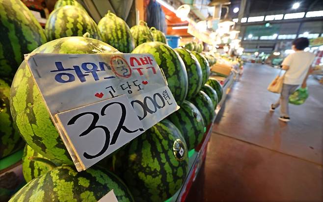 무더위에 물량 부족 및 수요 증가로 수박 가격이 계속해서 오르고 있다. 지난 15일 서울 시내의 한 시장에 수박이 진열돼 있다. 연합뉴스