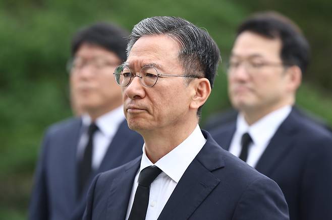 정성호 법무부 장관이 21일 서울 동작구 국립서울현충원 현충탑에 참배하고 있다. 연합뉴스