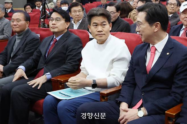 한국사 강사 출신 전한길씨(오른쪽 두번째)가 지난 3월19일 국회 의원회관에서 열린 미래자유연대 국민대토론회에 참석해 자리에 앉아 있다. 한수빈 기자