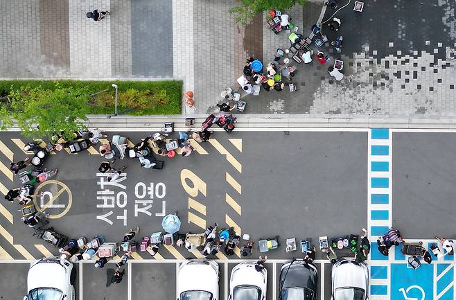 이틀째 단수가 이어지고 있는 울산시 울주군 언양읍 한 아파트 주민들이 21일 살수차에서 물을 받아 가기 위해 줄을 서 있다. 울산시 상수도사업본부에 따르면 지난 19일 내린 호우로 상수도 송수관로가 파손된 영향으로 지난 20일 오전부터 울주군 6개 읍·면 지역에 수돗물 공급이 중단됐다. 연합뉴스