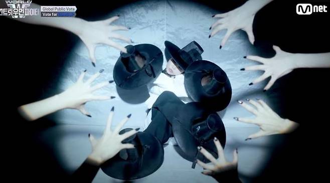 The Korean team Beomjeop performs during the Mega Crew Mission on music cable channel Mnet’s dance survival program “World of Street Woman Fighter.” / Screenshot from the YouTube channel “The CHOOM”