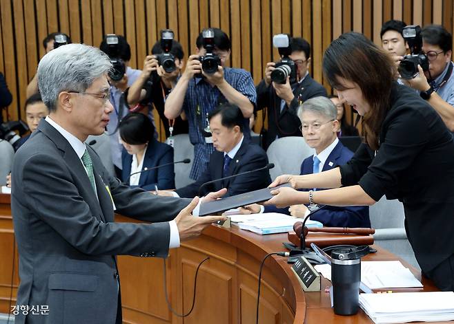 김상환 헌법재판소장 후보자가 21일 열린 국회 인사청문회에서 선서를 한 뒤 이재정 인사청문특위 위원장에게 선서문을 전달하고 있다. 박민규 선임기자
