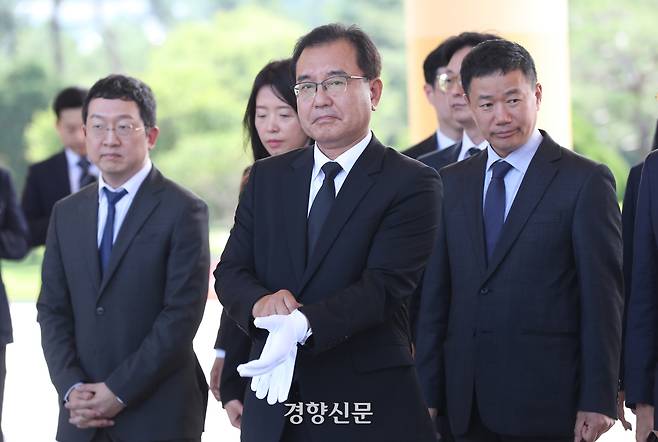 이명현 채상병 특별검사(가운데)가 지난 1일 오전 대전 유성구 국립대전현충원을 찾아 현충탑으로 이동하고 있다. 권도현 기자