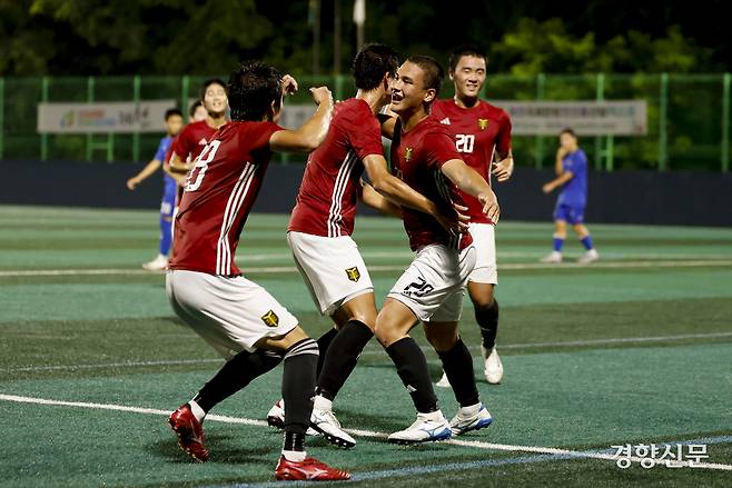 서울 영등포공고 박상효가 21일 충북 제천축구센터에서 열린 제58회 대통령 금배 전국고교축구대회 16강 서울 상문고와의 경기에서 헤더슛 득점 후 환호하고 있다. 제천 l 문재원 기자