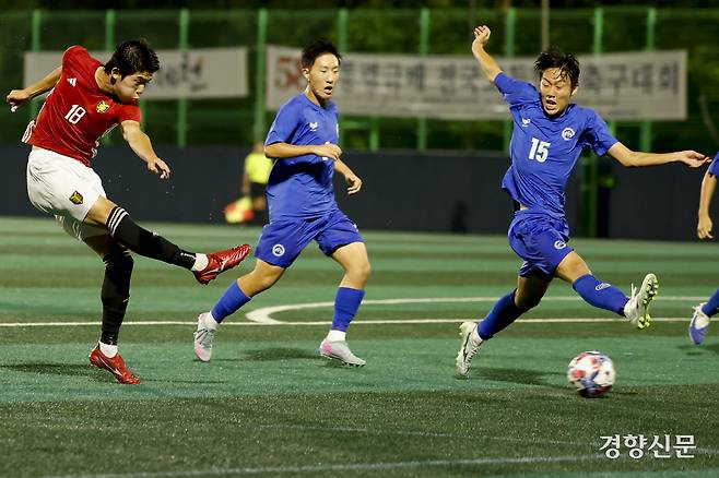 서울 영등포공고 박태양이 21일 충북 제천축구센터에서 열린 제58회 대통령 금배 전국고교축구대회 16강 서울 상문고와의 경기에서 슛팅하고 있다. 제천 l 문재원 기자