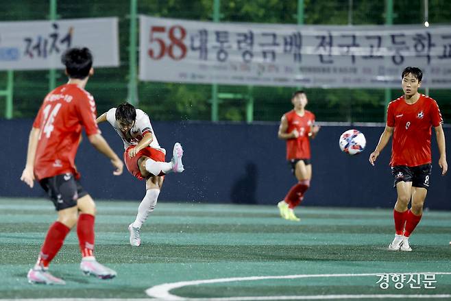 경기 용호고 이승주가 21일 충북 제천축구센터에서 열린 제58회 대통령 금배 전국고교축구대회 16강 경기 FC광명시민U18과의 경기에서 슛팅하고 있다. 제천 l 문재원 기자