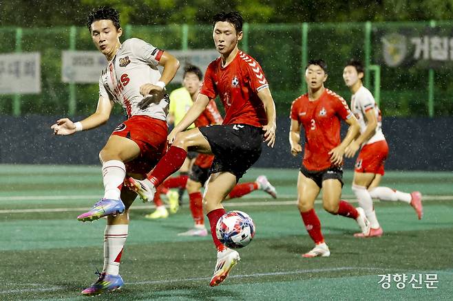 경기 용호고 강시훈이 21일 충북 제천축구센터에서 열린 제58회 대통령 금배 전국고교축구대회 16강 경기 FC광명시민U18과의 경기에서 볼경합을 하고 있다. 제천 l 문재원 기자