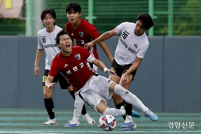 충북충주충원고 최강희가 21일 충북 제천축구센터에서 열린 제58회 대통령 금배 전국고교축구대회 16강 서울 보인고와의 경기에서 볼경합을 하고 있다. 제천 l 문재원 기자