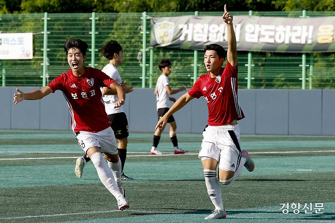 서울 보인고 한정진이 21일 충북 제천축구센터에서 열린 제58회 대통령 금배 전국고교축구대회 16강 충북충주충원고와의 경기에서 득점 후 환호하고 있다. 제천 l 문재원 기자