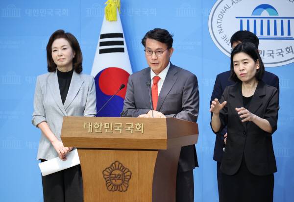 국민의힘 윤상현 의원이 21일 서울 여의도 국회 소통관에서 열린 기자회견에서 ‘국민재단 빛 설립준비위원회’ 관련 발언을 하고 있다. 연합뉴스