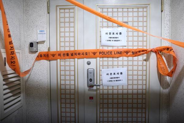 21일 인천에서 사제 총기를 발사해 가족을 숨지게 한 피의자의 주거지에 폴리스 라인이 설치돼 있다.    서울경찰청은 경찰특공대가 피의자의 서울 도봉구 쌍문동 주거지에서 신나와 타이머 등 사제 폭발물을 발견해 제거했다고 밝혔다. 연합뉴스