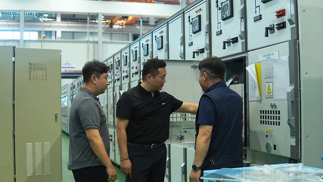 Choi Jong-hoon (center), general director of LS Electric Vietnam, inspects the Power system panel assembly line at LS Electric’s Bac Ninh plant, east of Hanoi, Vietnam, on July 16. (Byun Hye-jin/The Korea Herald)