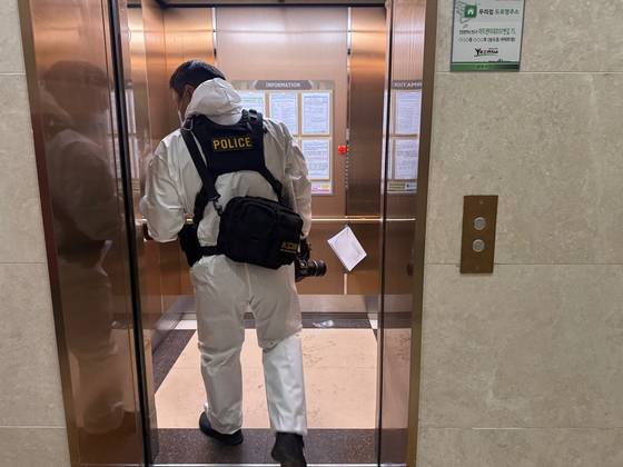 An investigator enters the apartment building in Yeonsu District, Incheon, on July 21 where a father shot his son a day earlier. [NEWS1]