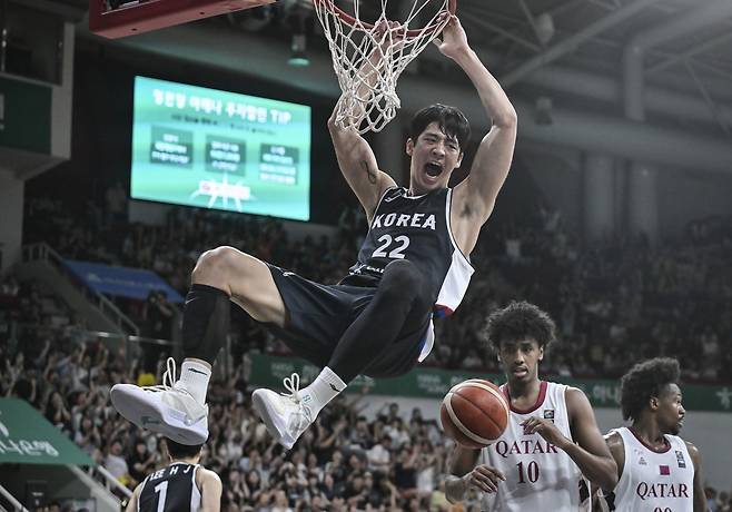 Yeo Jun-seok dunks with both hands during a friendly against Qatar at the 2025 men’s national basketball team tune-up hosted by Hana Bank at Anyang Jung Kwan Jang Arena in Gyeonggi on July 20. [YONHAP]