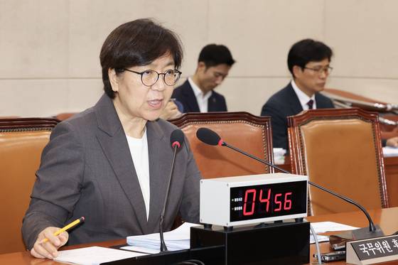 Health minister nominee Jeong Eun-kyeong answers questions from lawmakers during her confirmation hearing at the National Assembly’s Health and Welfare Committee in western Seoul on July 18. [JOONGANG ILBO]